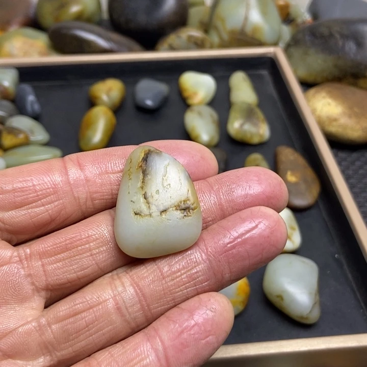 城***事和田玉（糖玉）未镶嵌珠宝奇石