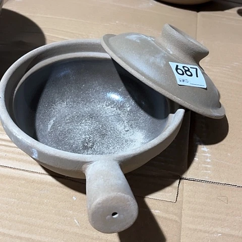 微瑕，明火，口径18，高度6带盖，里面有釉，687