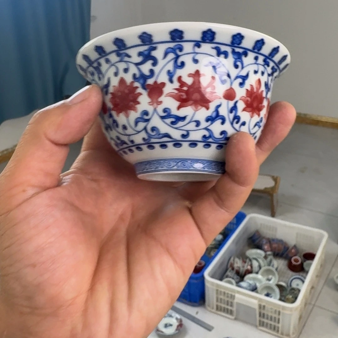 杯釉里红缠枝莲大压手