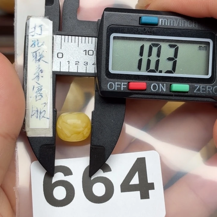 G***辉未镶嵌琥珀裸石蜜蜡