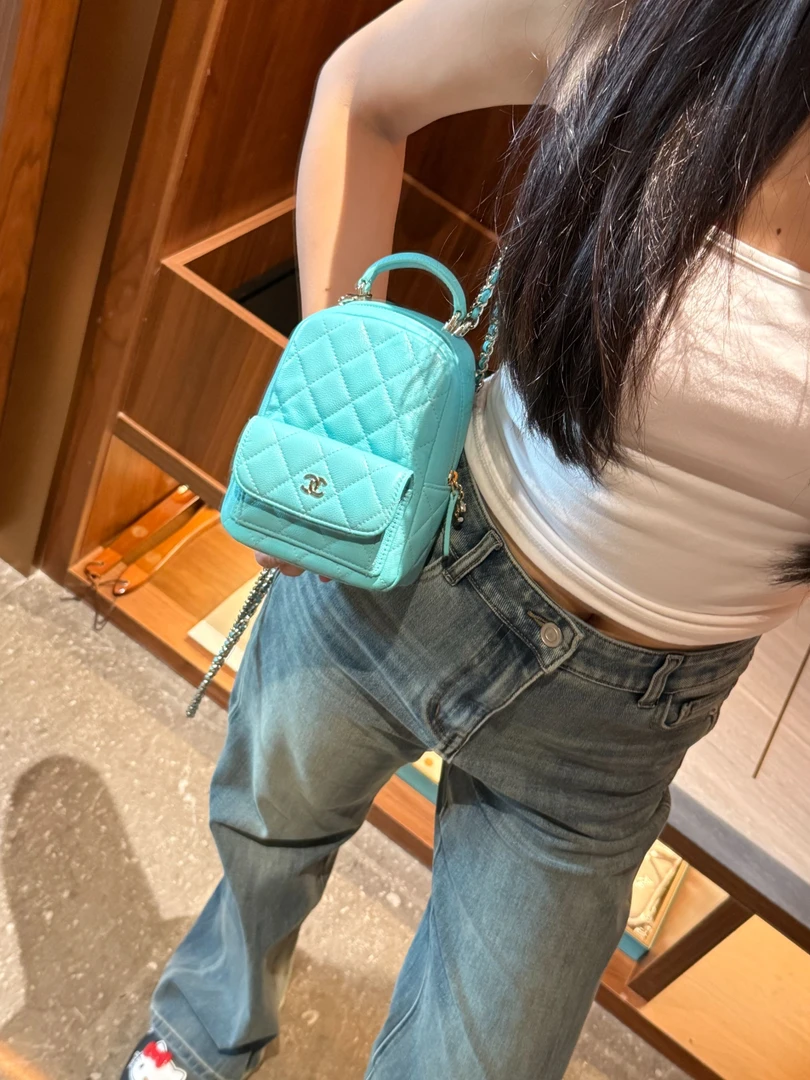 95新 Chanel/香奈儿 展会外场！蒂芙尼蓝鱼子酱小书包