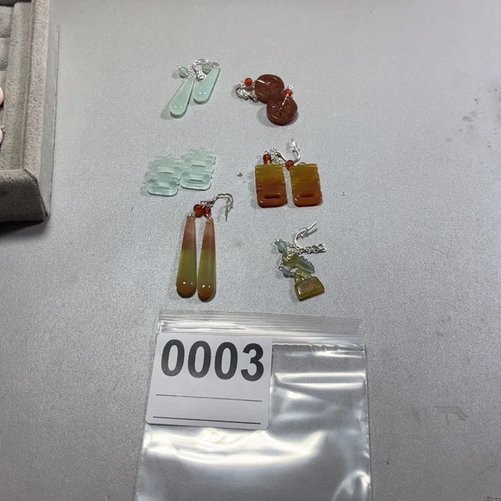 蛇纹石玉合金耳饰许**?