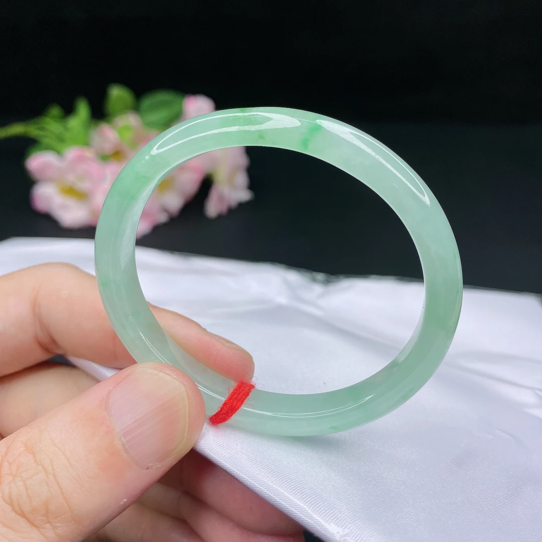 662 缅甸天然翡翠A货 52.5-46-8.3-6mm 小圈飘绿冰种贵妃翡翠手镯