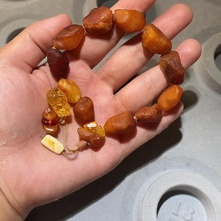 未镶嵌颈饰琥珀嬿手串