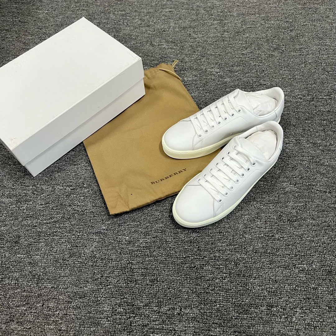 全新未使用 BURBERRY/博柏利 白色板鞋 35码*2 36码*2/原盒防尘袋