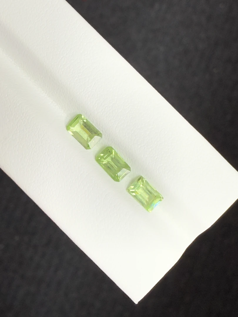 2ct天然沙弗莱裸石，尺寸6.1×4×2.8mm，颜色美艳 ，晶体通透，火彩足