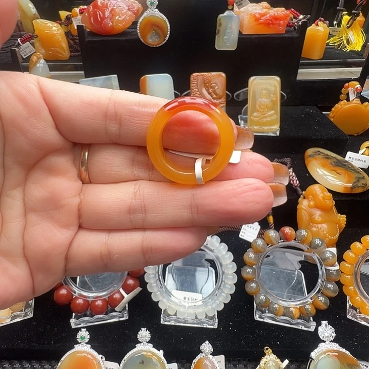 未镶嵌石英质玉（黄龙玉）颈饰