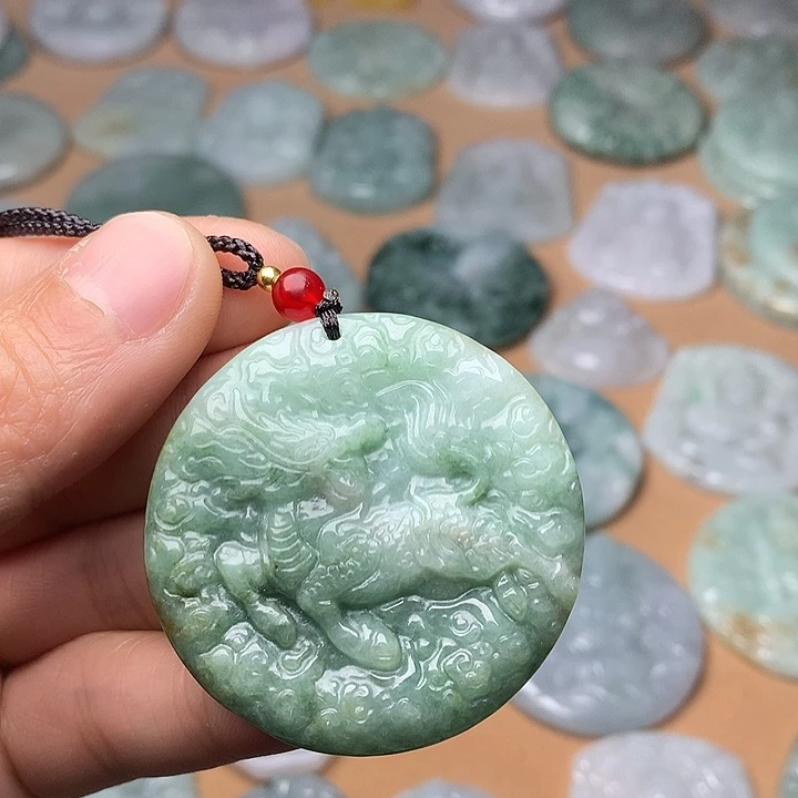 翡翠未镶嵌颈饰麒麟