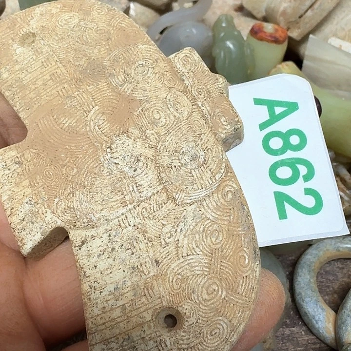 蛇纹石玉颈饰未镶嵌