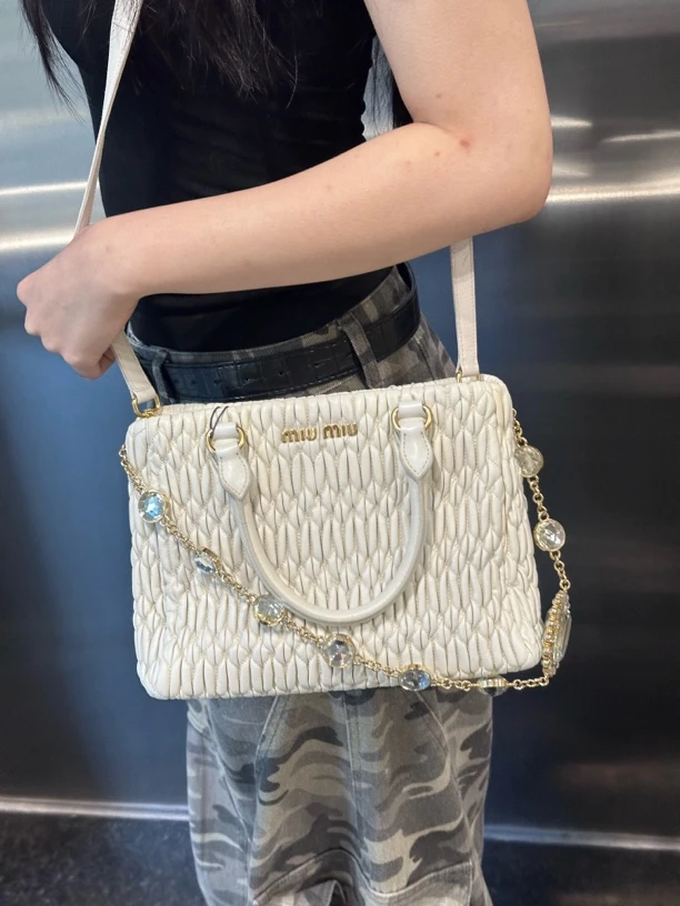 95新 MIU MIU/缪缪 新款白色褶皱款手提斜挎包