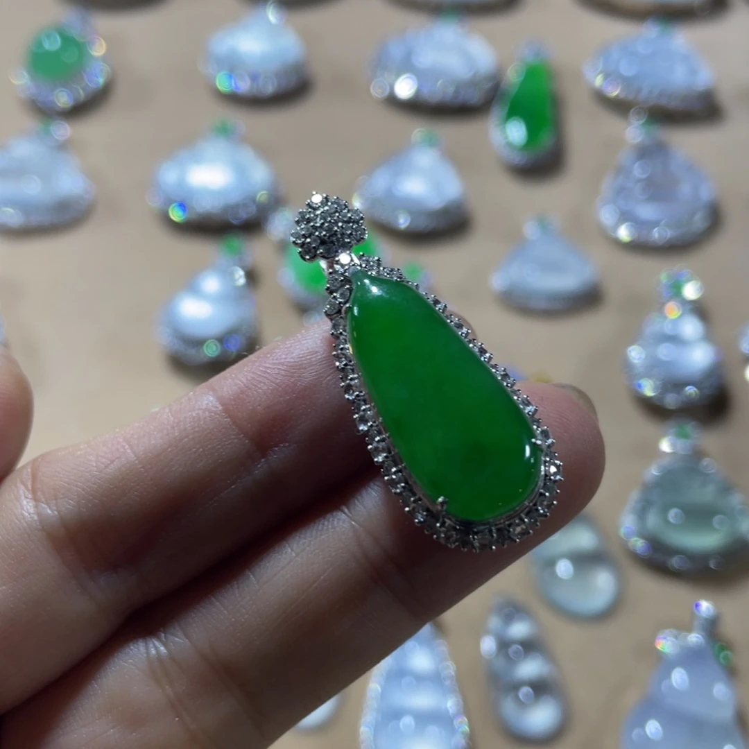 18K金镶嵌定制翡翠福瓜