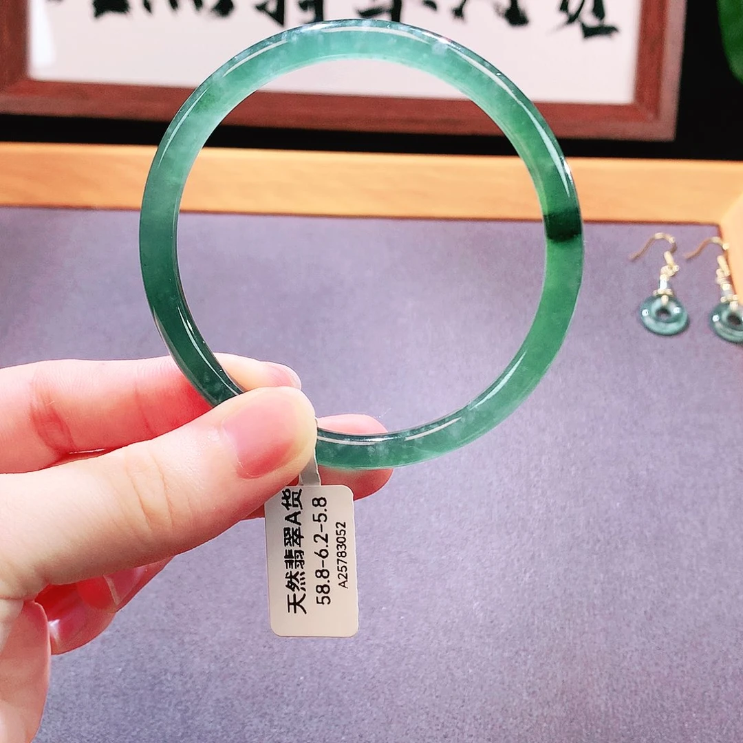 翡翠手镯未镶嵌天然翡翠