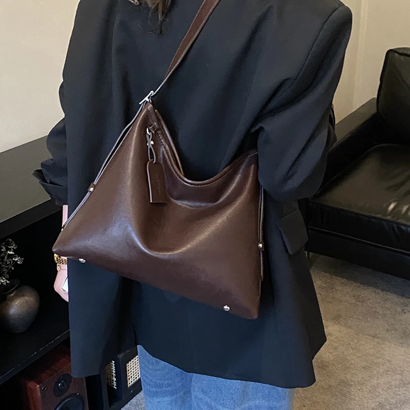 大容量包包女式新款秋冬复古斜挎包高级质感休闲便携款通勤包