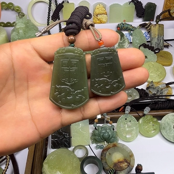 岫玉未镶嵌吊坠(赠链)