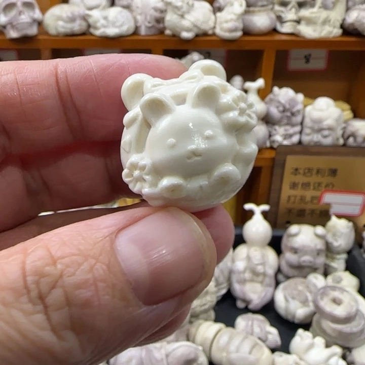 非金属配饰鹿角雕刻小兔