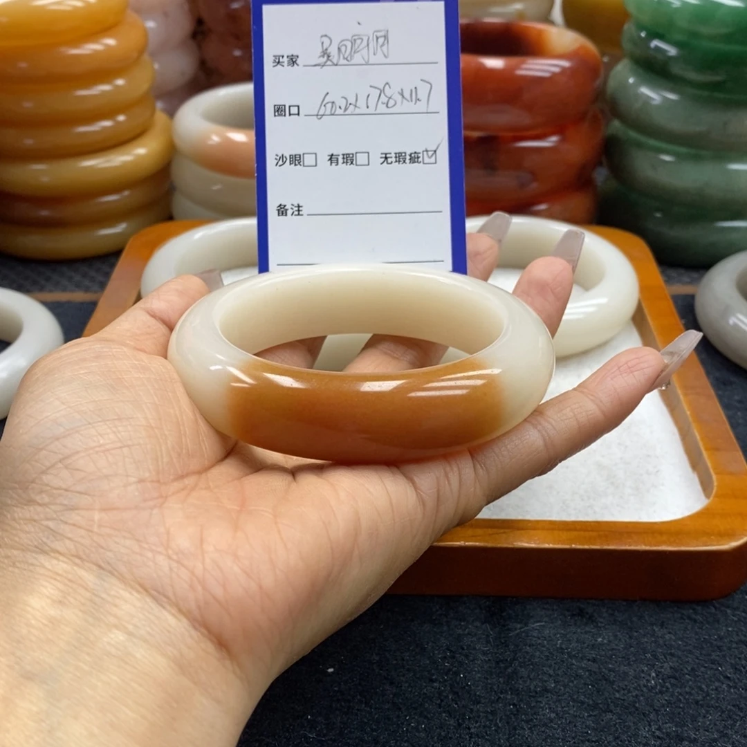 吴***月石英岩玉未镶嵌手镯（圆镯）