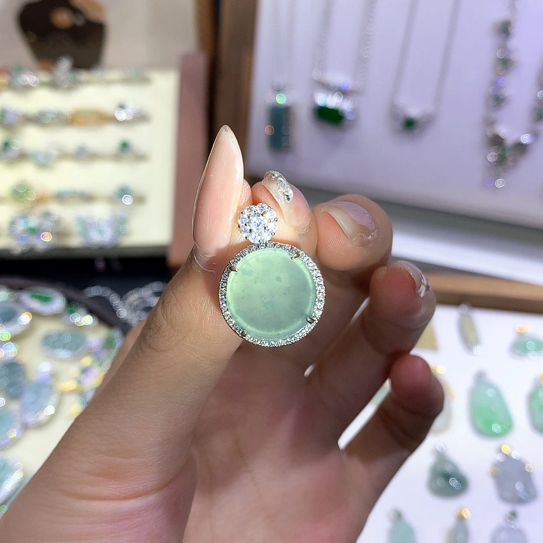 翡翠未镶嵌颈饰圆牌吊坠