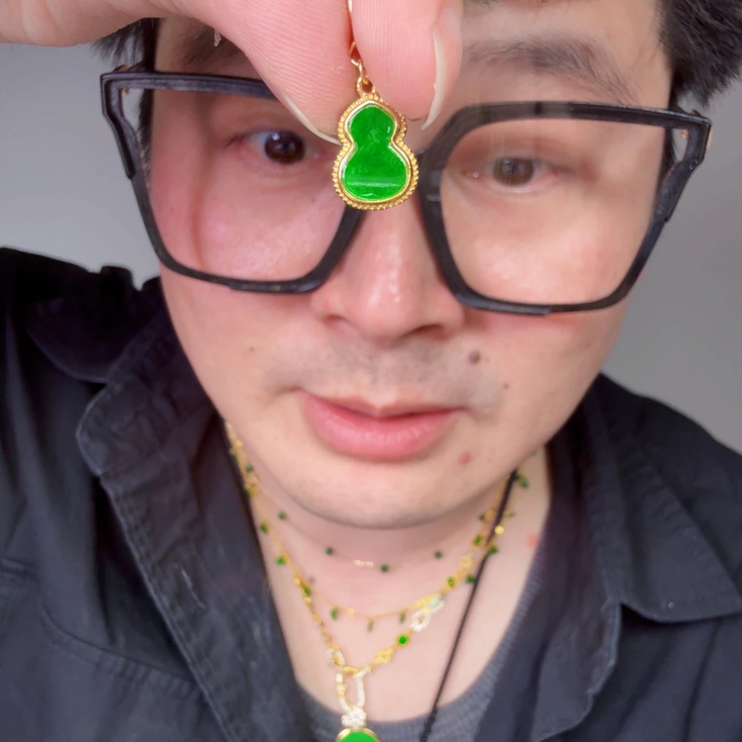 翡翠未镶嵌颈饰一件