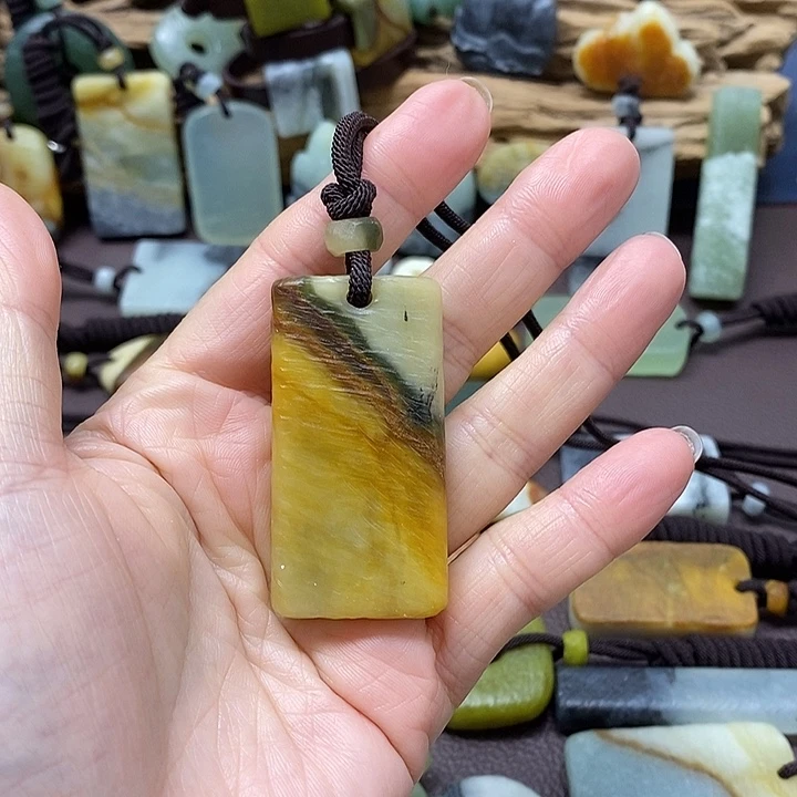 (***)蛇纹石玉未镶嵌颈饰