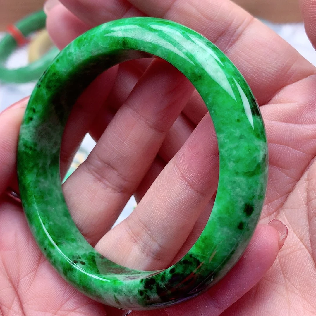 翡翠手镯未镶嵌翡翠