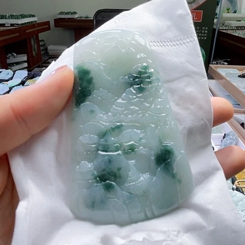 翡翠未镶嵌颈饰一个