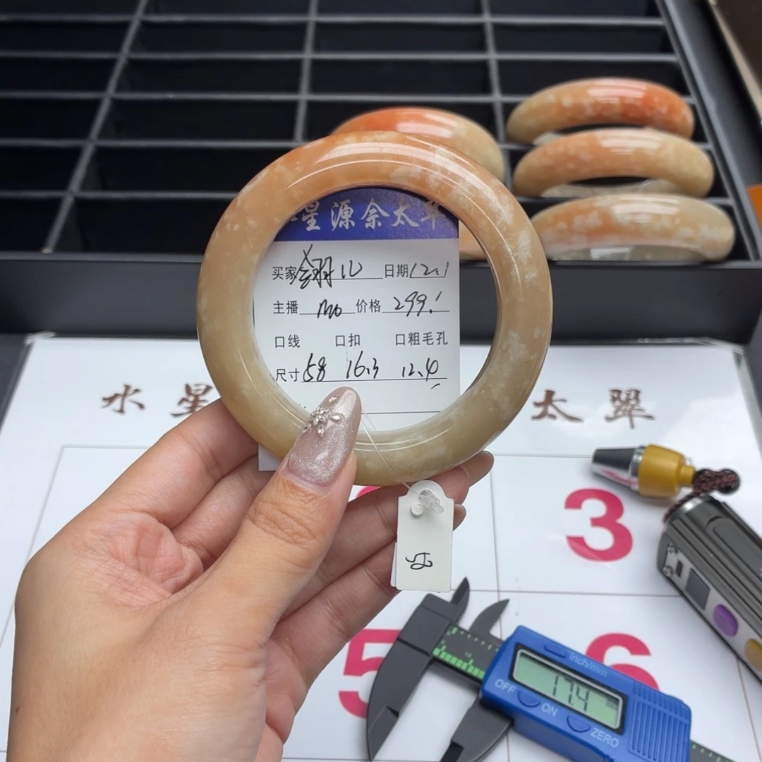 翎***ぺ石英岩玉未镶嵌手镯