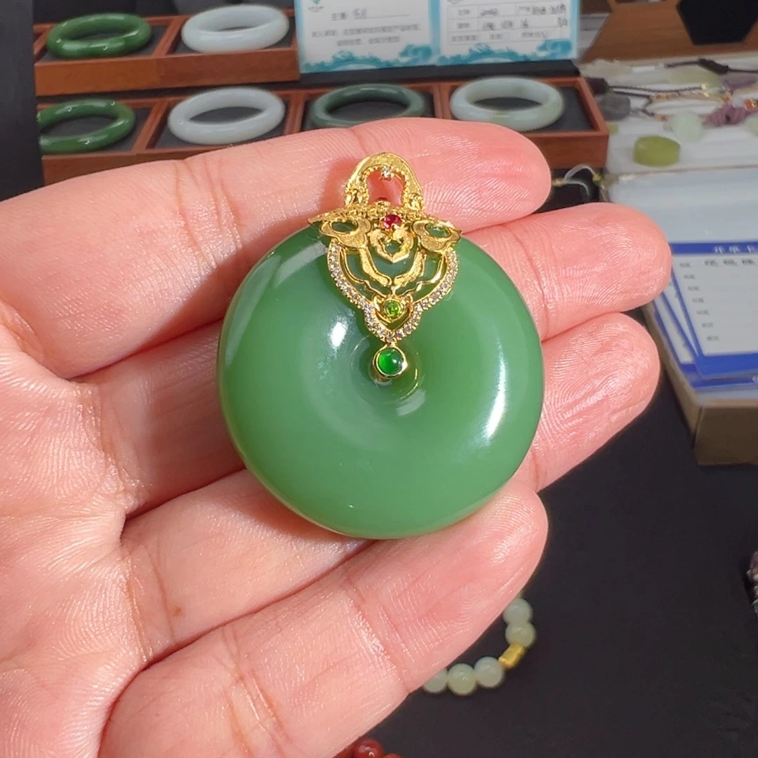 和田玉（碧玉）18K金镶嵌颈饰浓粉绿平安扣