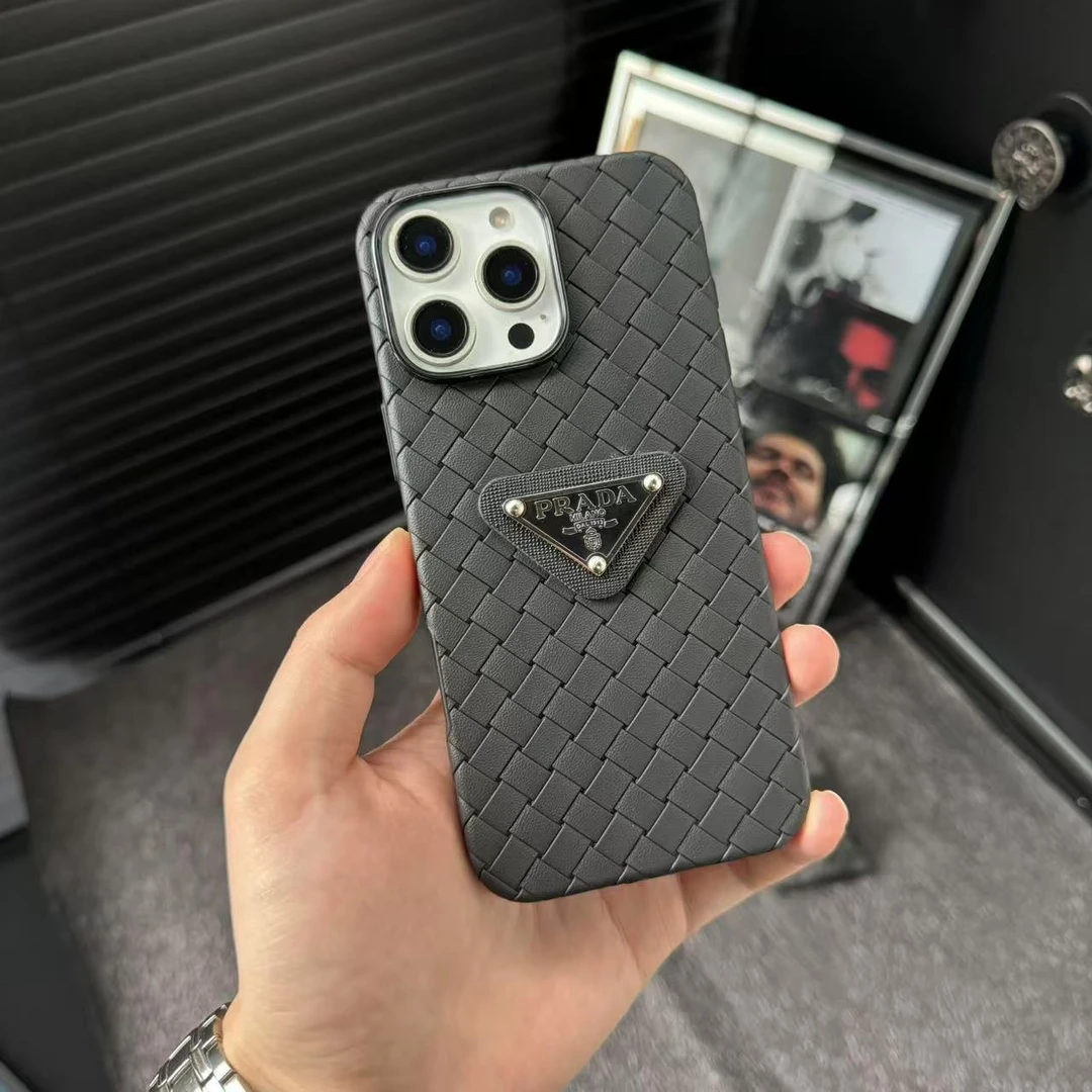 嘉尔同款编织纹三角标适用iphone16promax手机壳15情侣14苹果13