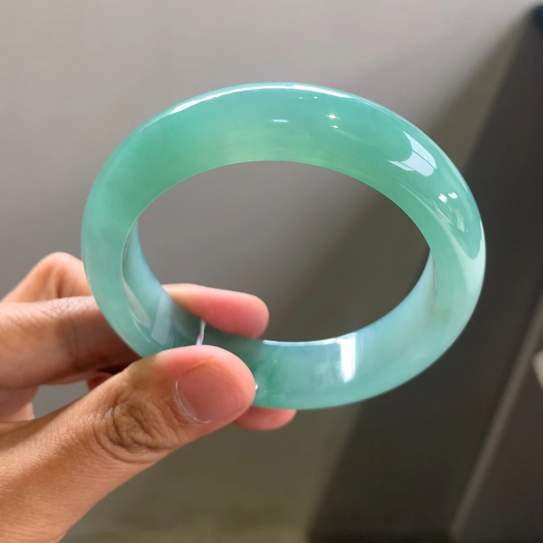 翡翠手镯未镶嵌翡翠手镯