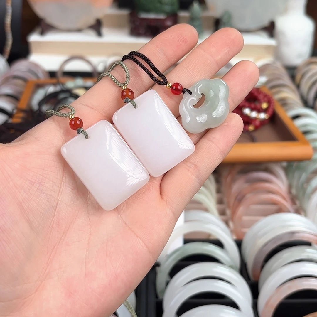 透闪石质玉未镶嵌吊坠(赠链)