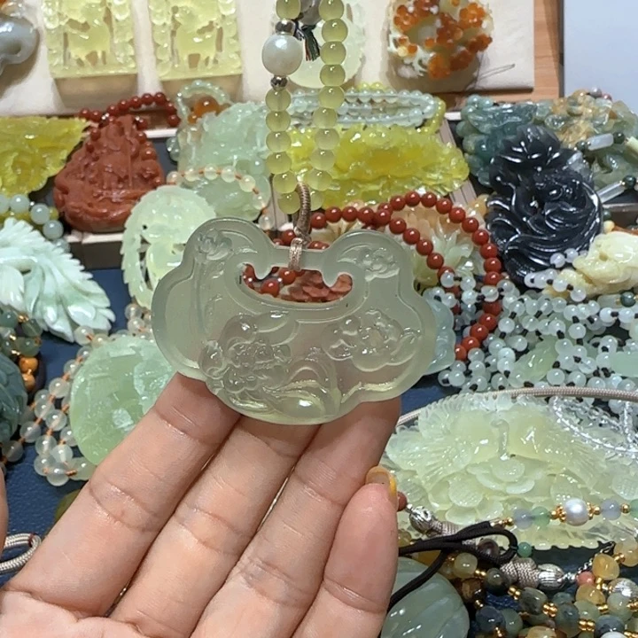 未镶嵌蛇纹石玉吊坠