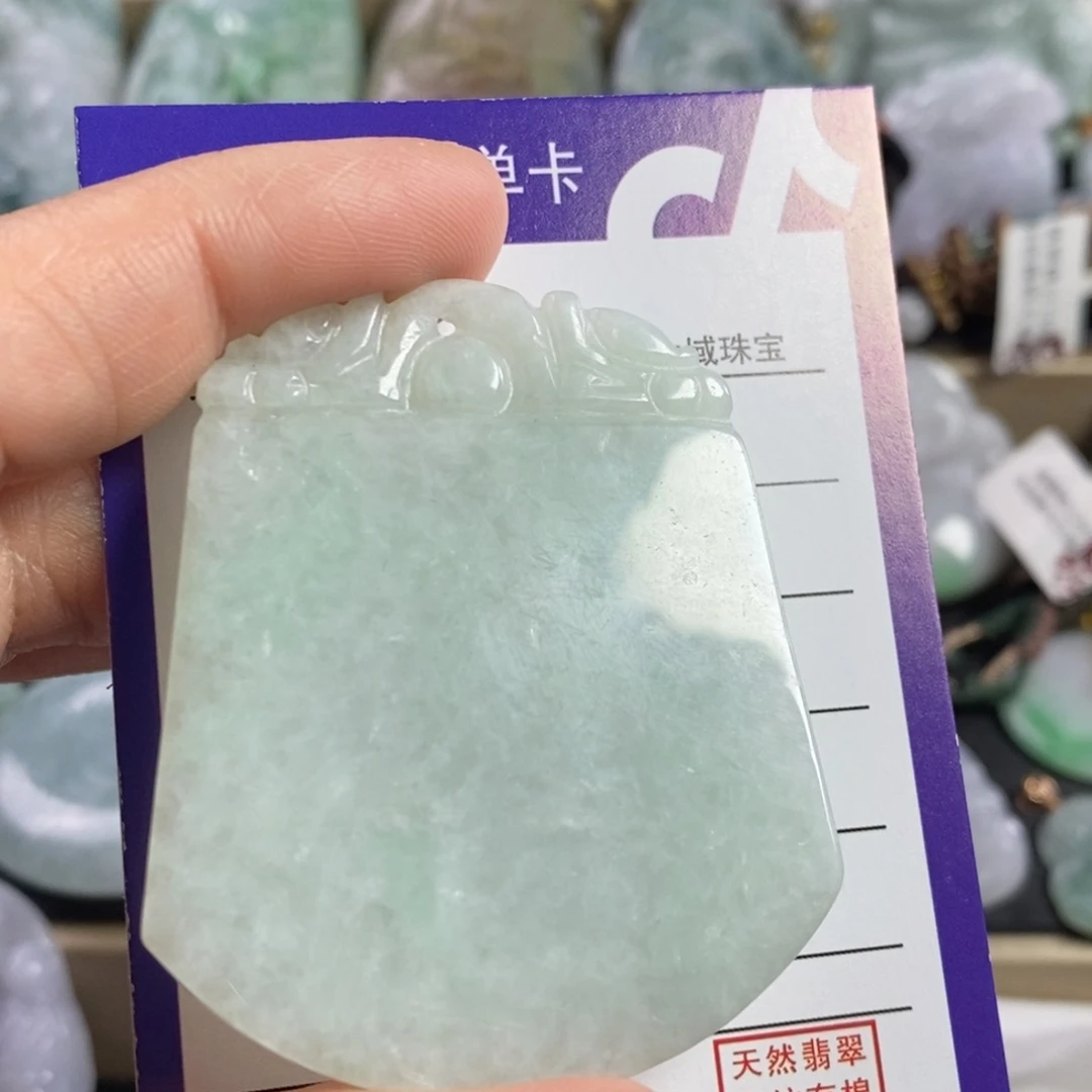 翡翠颈饰未镶嵌无事牌