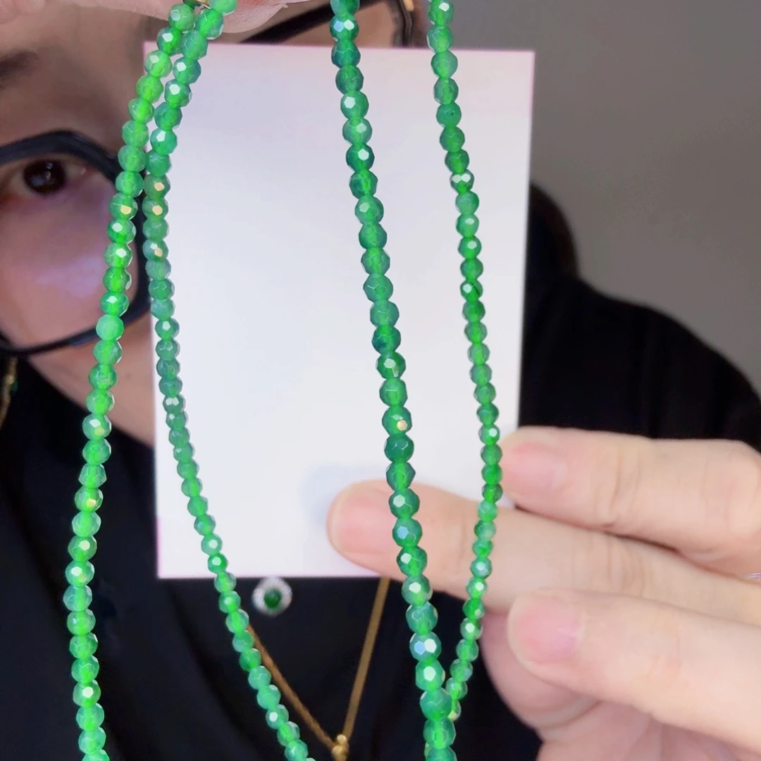 翡翠未镶嵌颈饰一件