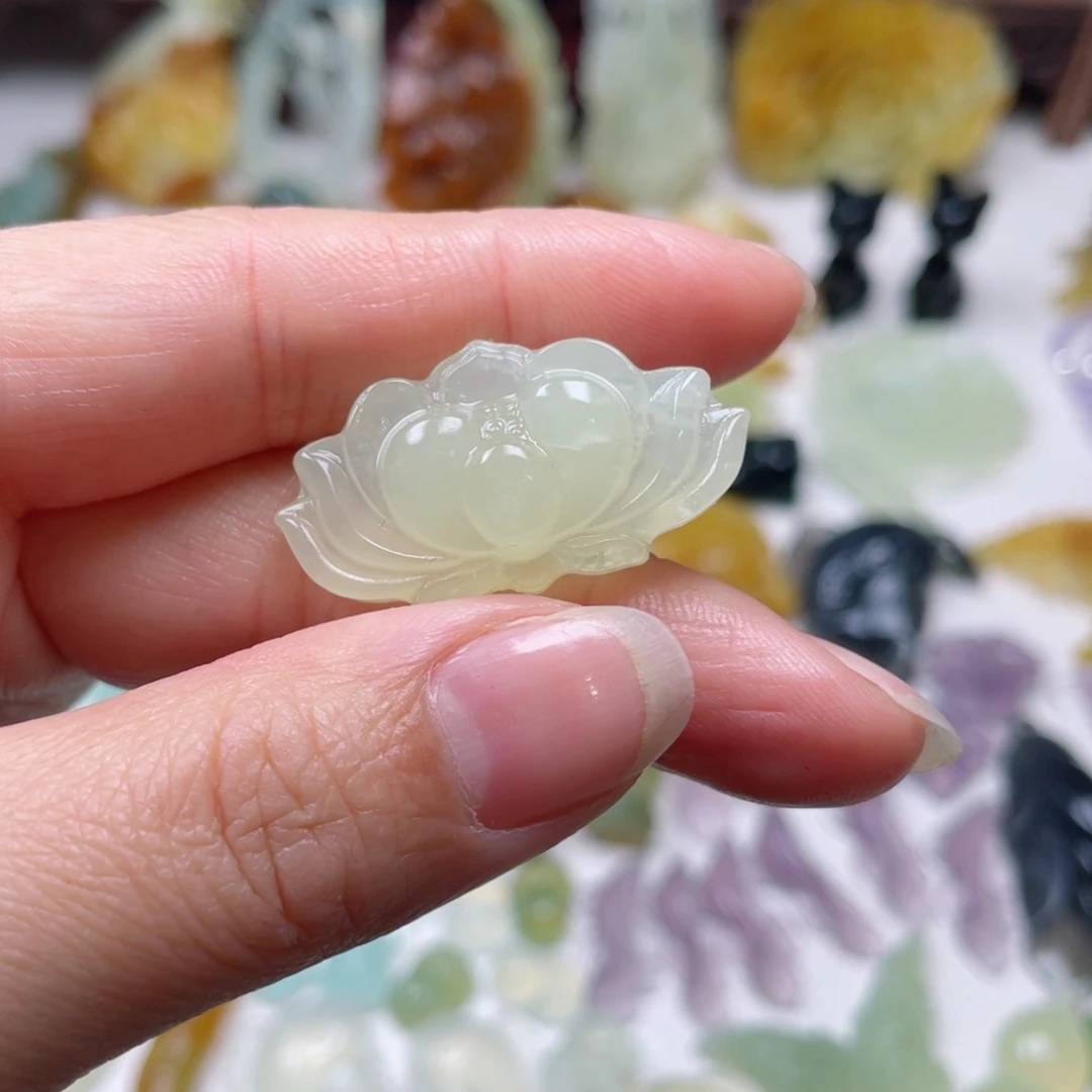 蛇纹石玉颈饰未镶嵌青*。