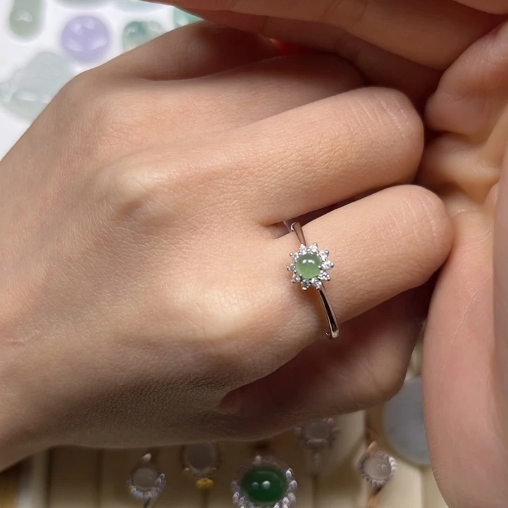 翡翠戒指银S925镶嵌冰绿小蛋面戒指