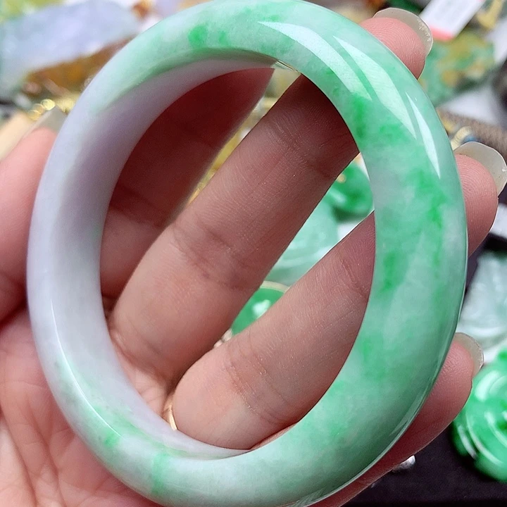 翡翠手镯未镶嵌翡翠