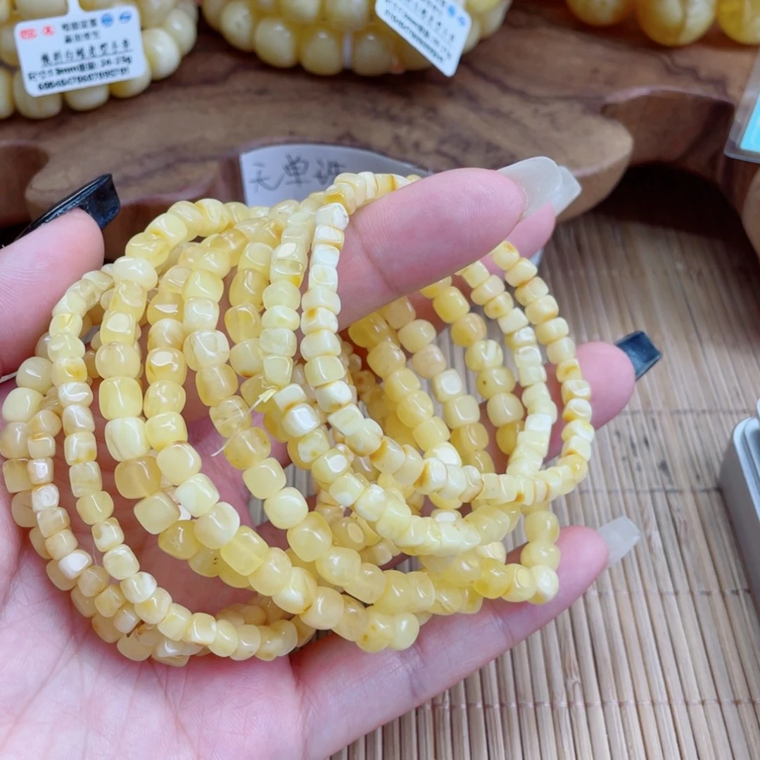 未镶嵌蜜蜡裸石多样性发其中一个