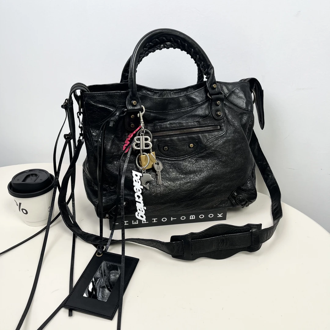 95新 Balenciaga/巴黎世家 黑色小钉35中号机车单肩斜挎包