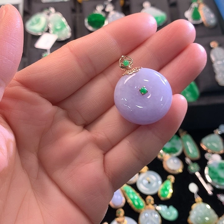 翡翠18K金镶嵌颈饰肥扣