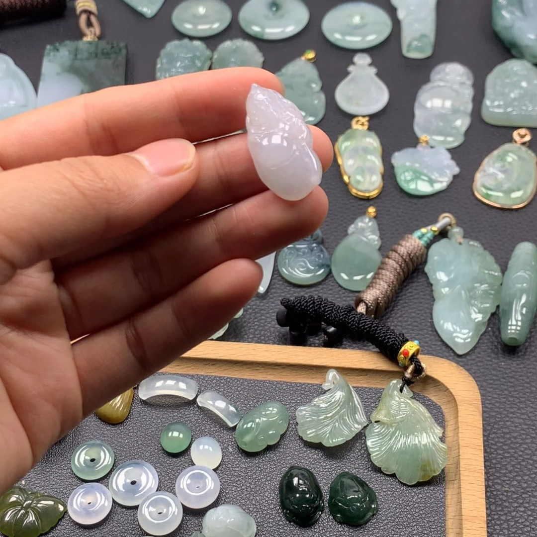 翡翠颈饰未镶嵌关公