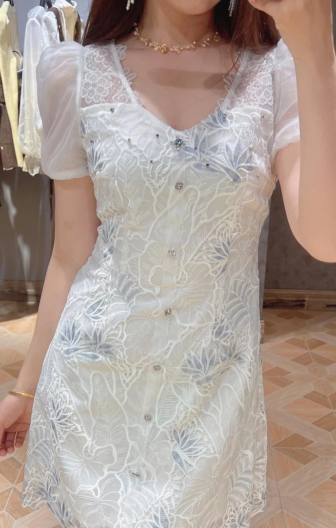 设计感别致刺绣连衣裙女