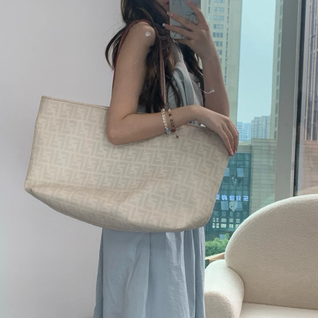 95新 FENDI/芬迪 fendi 奶白老花托特单肩包