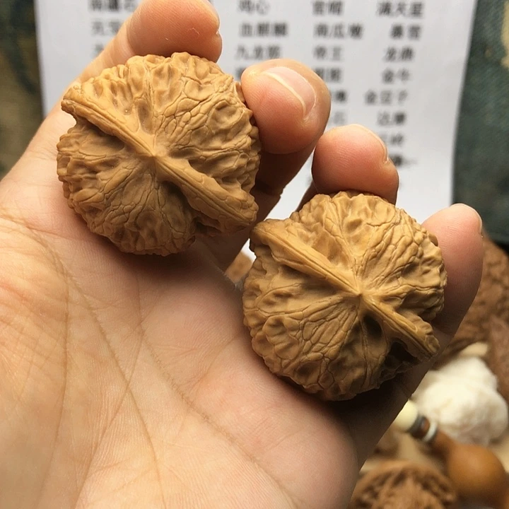 文玩核桃把件宫灯，边41，棱子有修