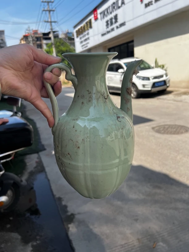 龙泉窑青釉瓜棱执壶，釉色温润