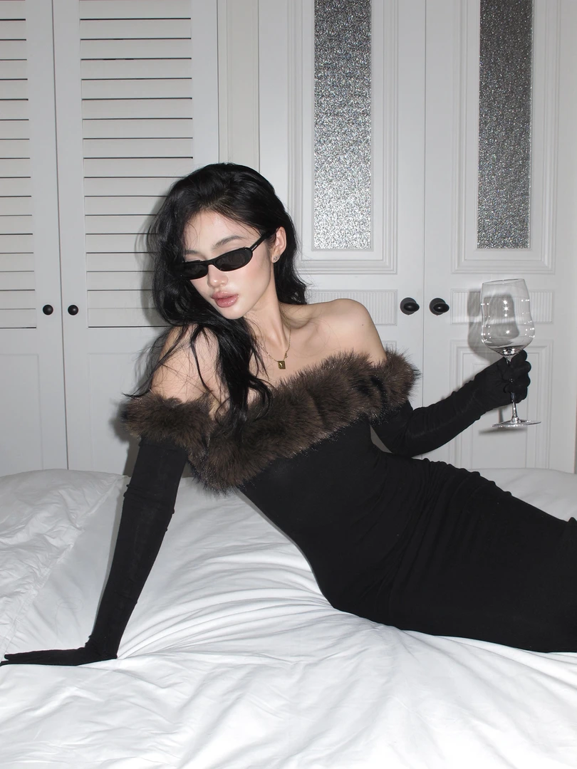 性感辣妹黑色修身毛领抹胸长袖连衣裙女2026秋冬新款显瘦长裙子潮