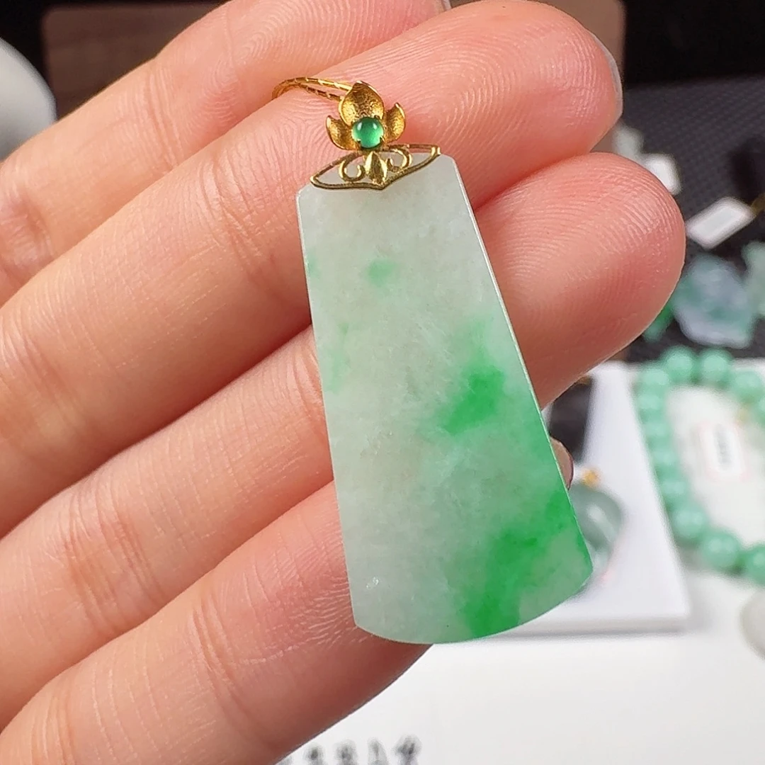翡翠18K金镶嵌颈饰