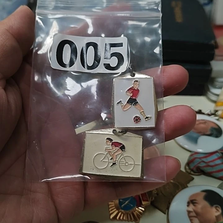 用***3九十年代铝纪念章