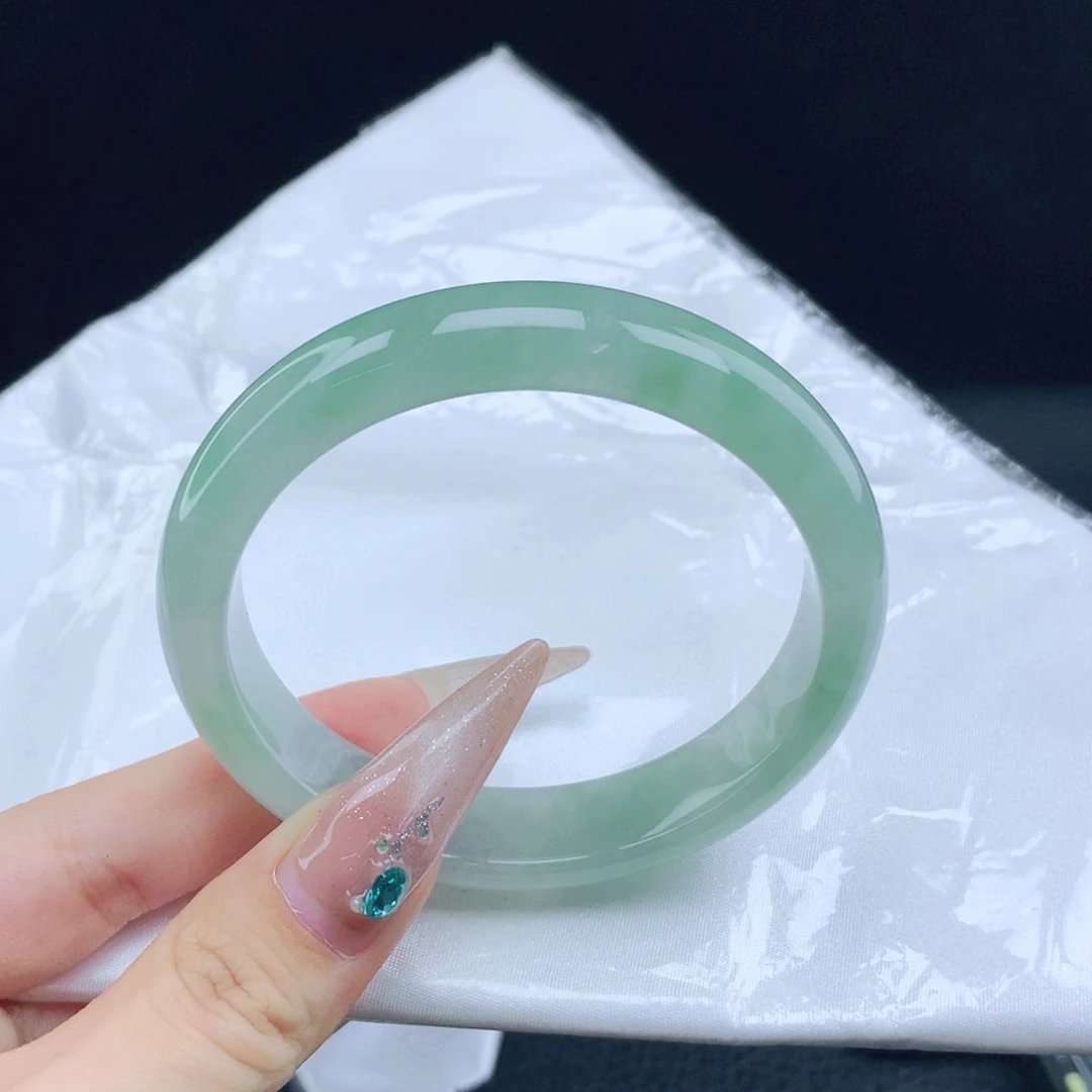 翡翠手镯未镶嵌57-58圈口飘花