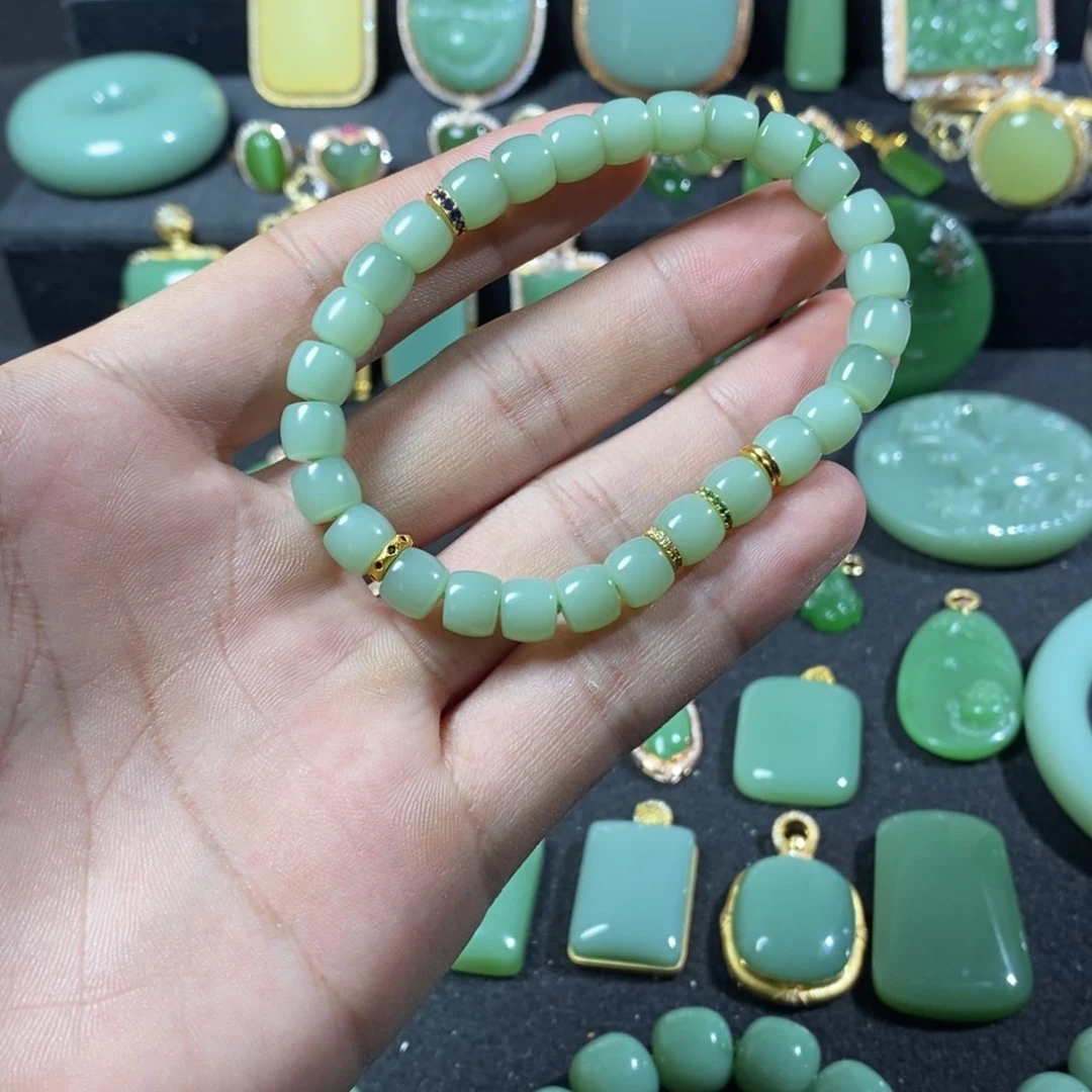 颈饰未镶嵌和田玉（碧玉）