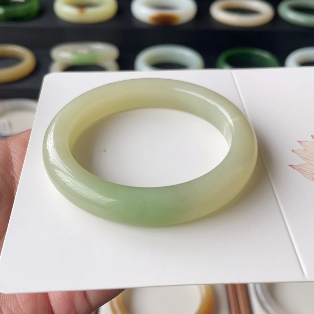 和田玉手镯未镶嵌微瑕